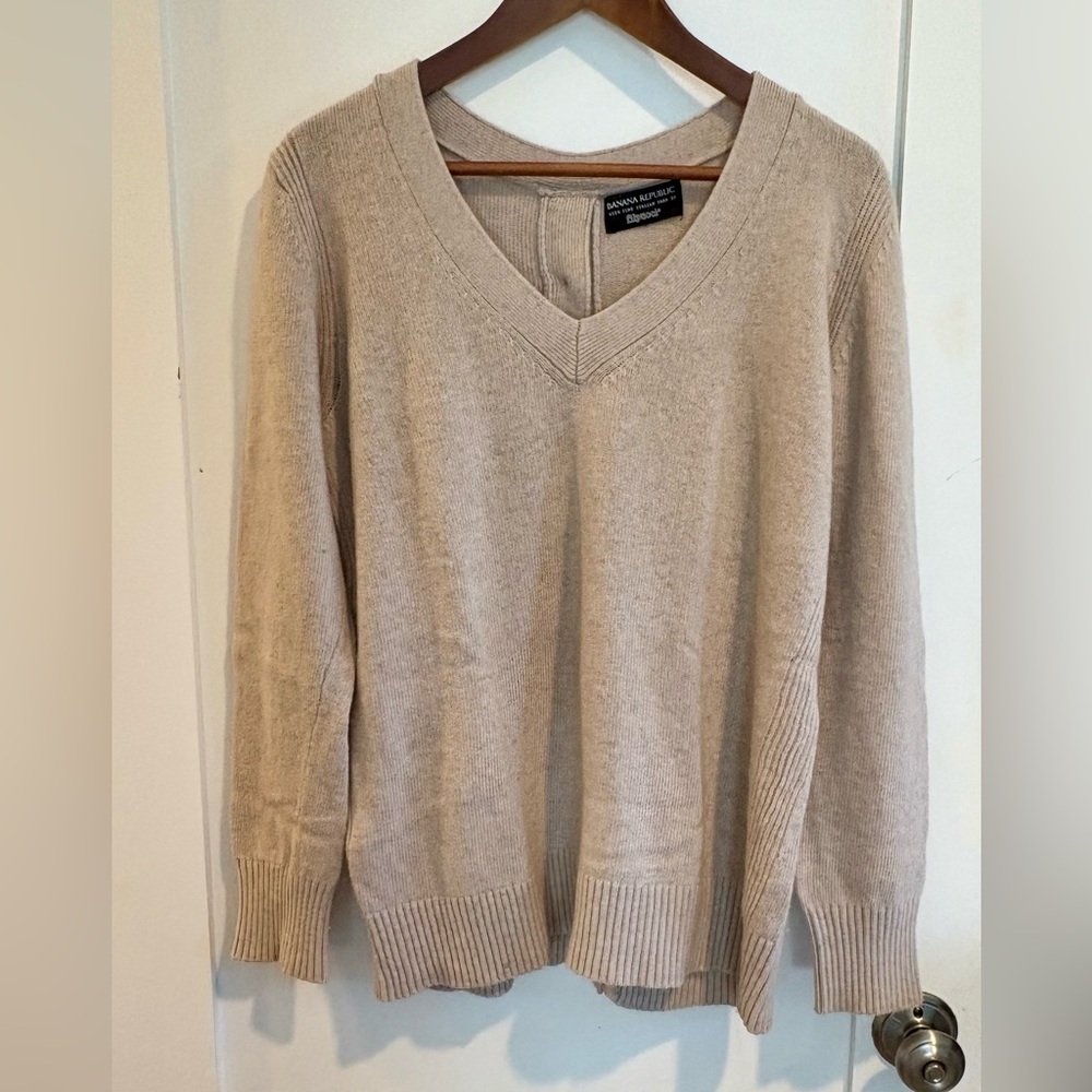 Banana Republic Filpucci Italian Yarn V-Neck Back Button Sweater XL - Picture 3 of 7